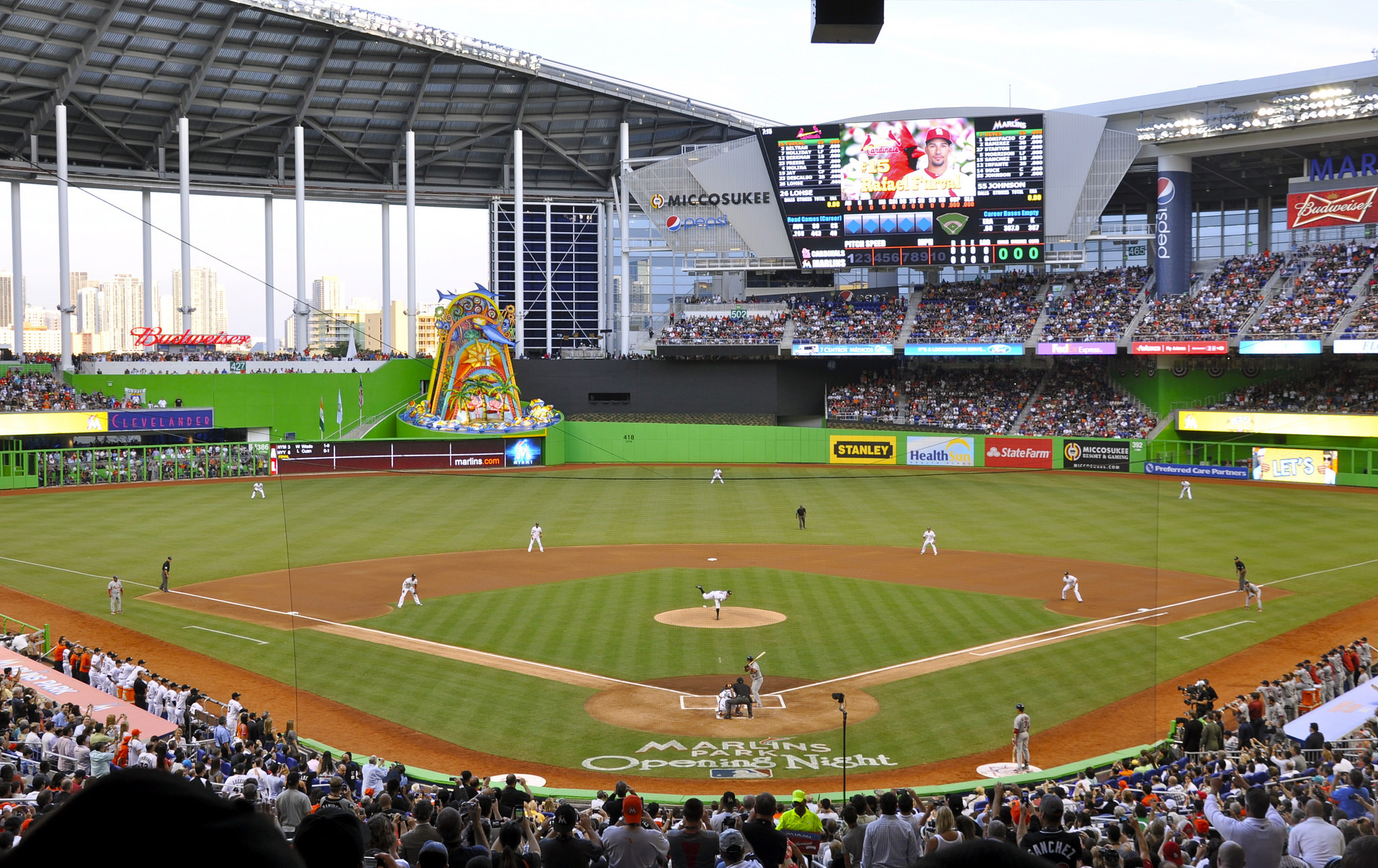 Marlins_First_Pitch_at_Marlins_Park,_April_4,_2012_(cropped)-2